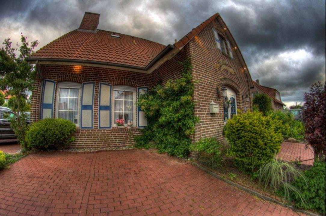 Parkplatz neben Eingang Hotel Die Krabbe von Greetsiel