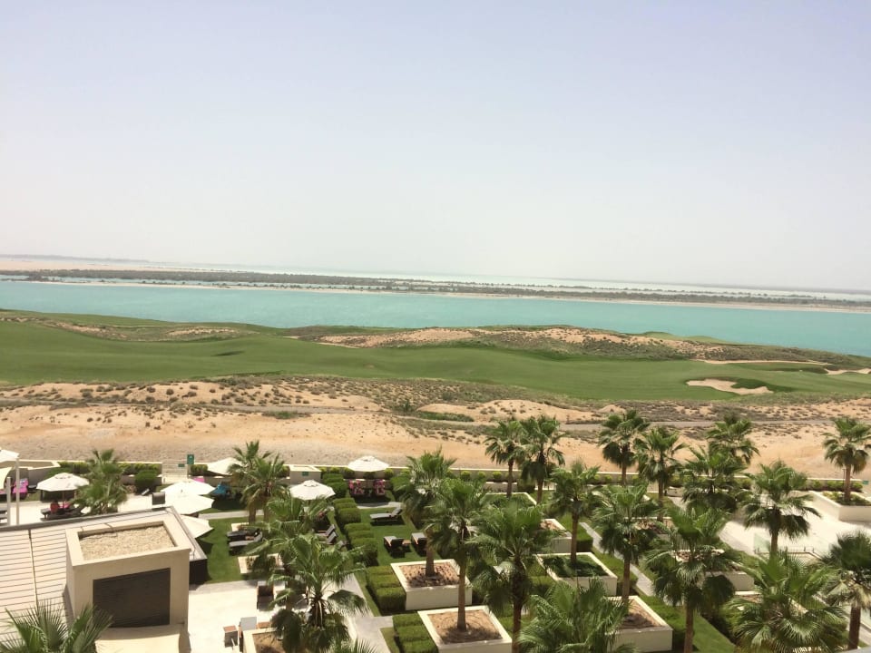 Vom Balkon Richtung Meer Crowne Plaza Hotel Yas Island
