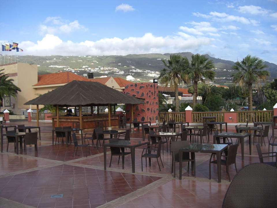 Aussenanlage im Hintergrund das Haupthaus Grand Hotel Callao