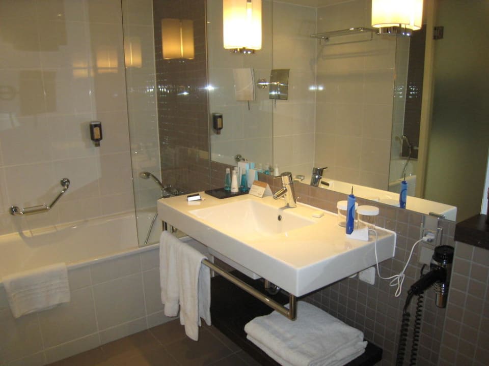 Badezimmer einer Junior Suite Mövenpick Hotel Amsterdam City Centre