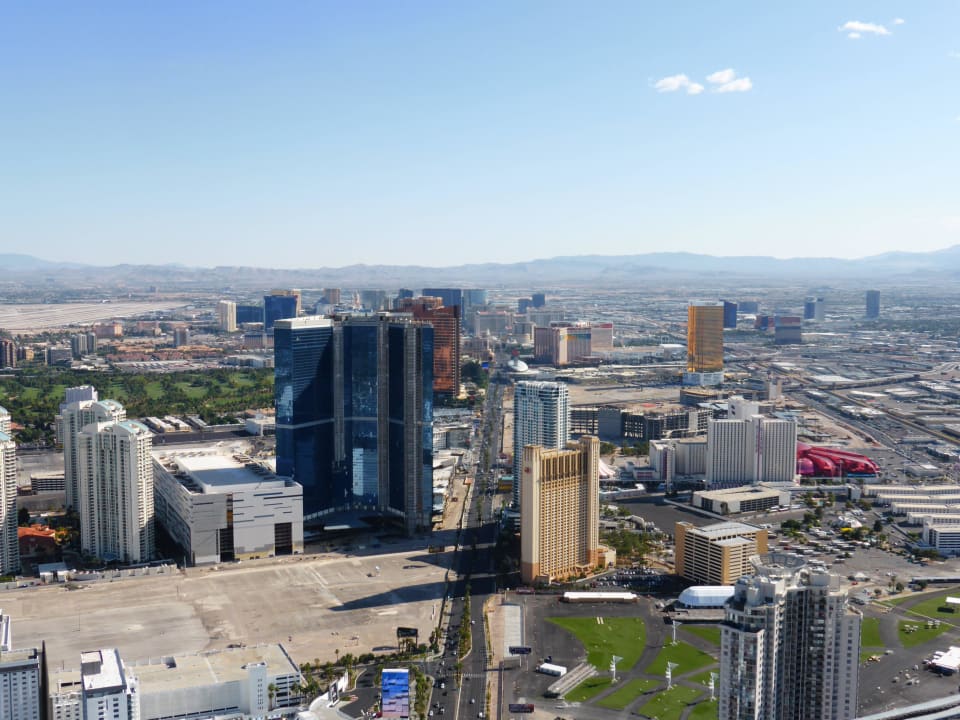 Ausblick vom Aussichtsturm Richtung Strip The STRAT Hotel, Casino and SkyPod