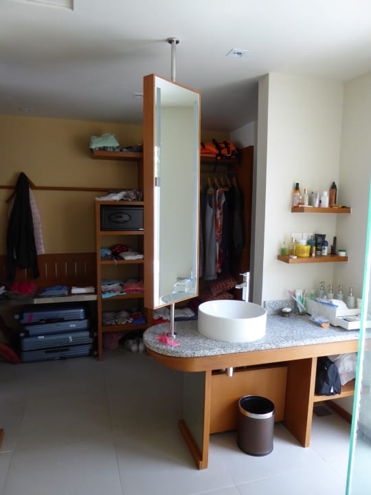 Waschtisch und Schrank Centara Ras Fushi Resort & Spa Maldives