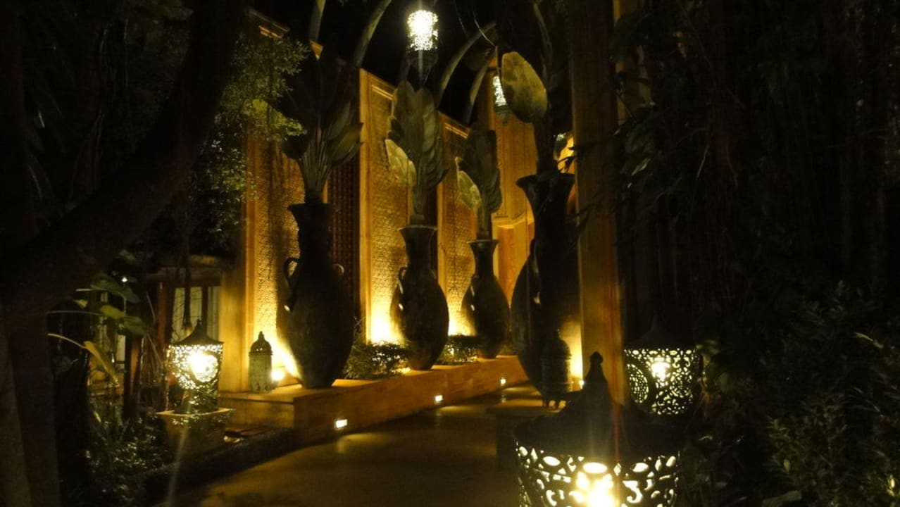 Zugang zu den Appartments bei Nacht Hotel Sawasdee Village