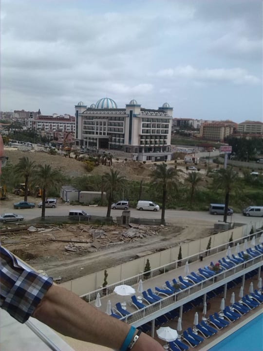 Blick zum neuen Hotel Luna Blanca Dream World Resort & Spa