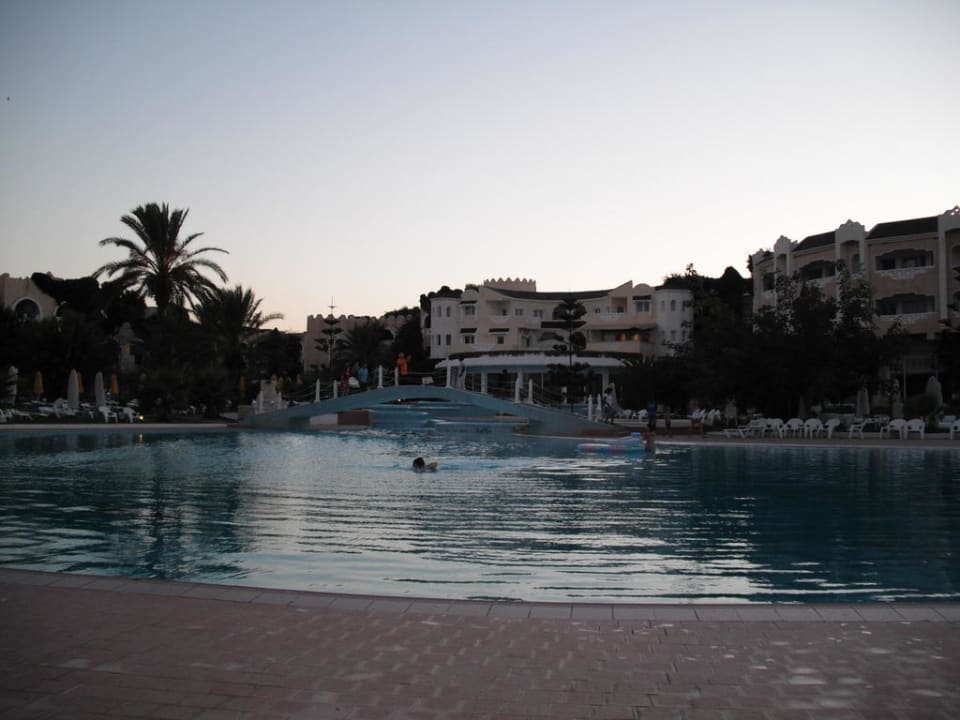 Blick über den Pool aufs Hotel Mahdia Beach & Aquapark