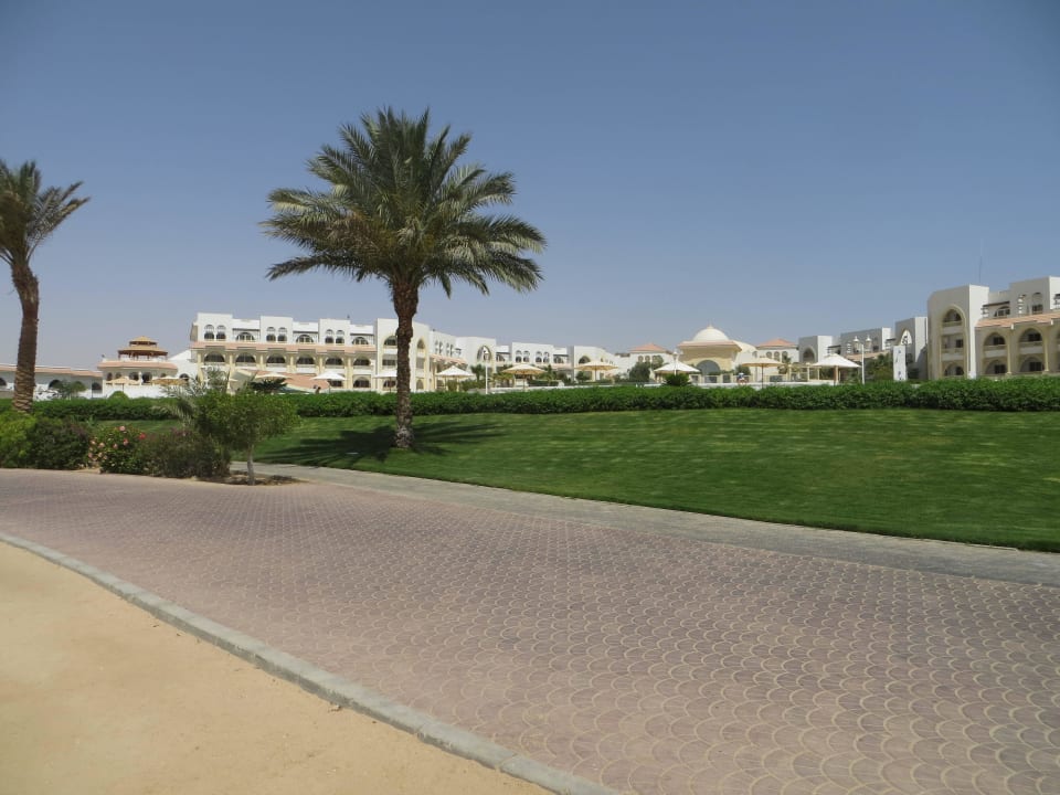 Blick vom Strand zum Hotel Old Palace Resort Sahl Hasheesh