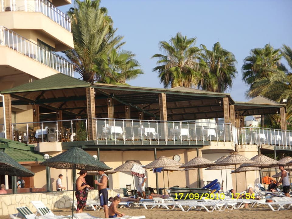 Blick auf´s Restaurant vom Strand aus Aska Hotel Just in Beach