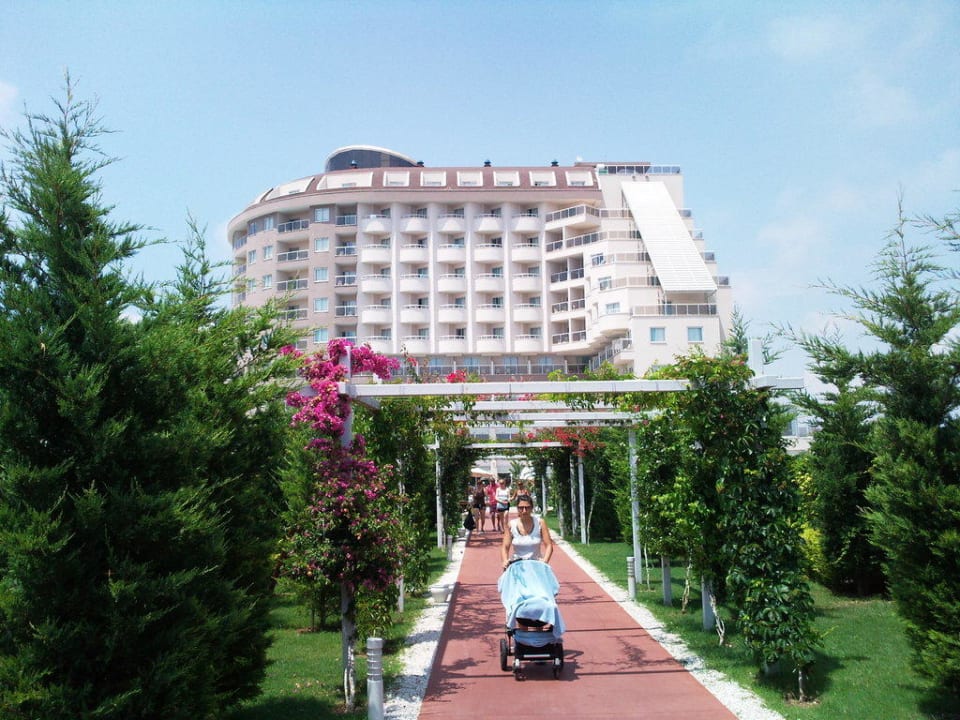 Außenansicht von der  Strandseite Saturn Palace Resort Hotel