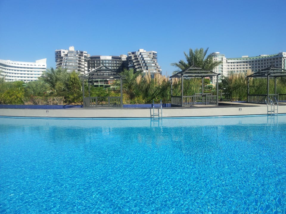 Pool, dahinter ist das Limak Lara Limak Lara Deluxe Hotel & Resort