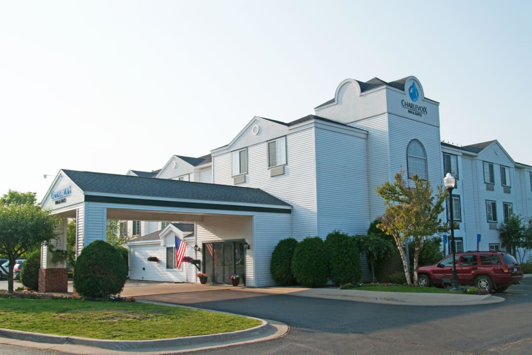 Hotel Entrance Charlevoix Inn & Suites, SureStay Collection by Best Western