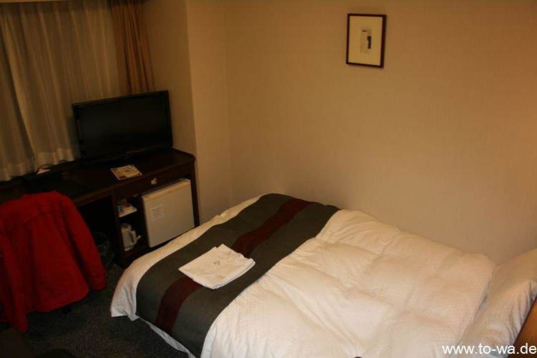 Blick ins Zimmer auf Bett und Schreibtisch Richmond Hotel Utsunomiya Ekimae