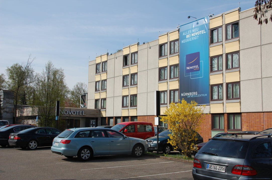 Novotel Blick vom Parkplatz auf Eingang Novotel Nürnberg am Messezentrum