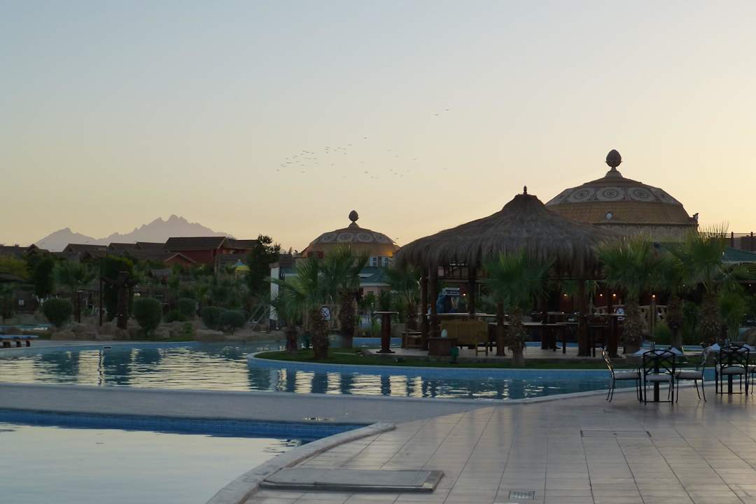 Hauptpool mit Restaurants im Hintergrund Pickalbatros Jungle Aqua Park Resort - Neverland Hurghada
