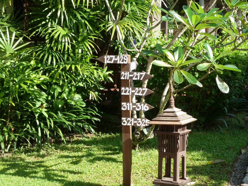 Wegweiser im Hotel Khaolak Bhandari Resort & Spa