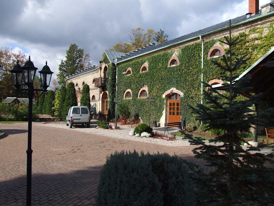 Stajnia Platera - widok zewnętrzny Hotel Manor House SPA - Pałac Odrowążów