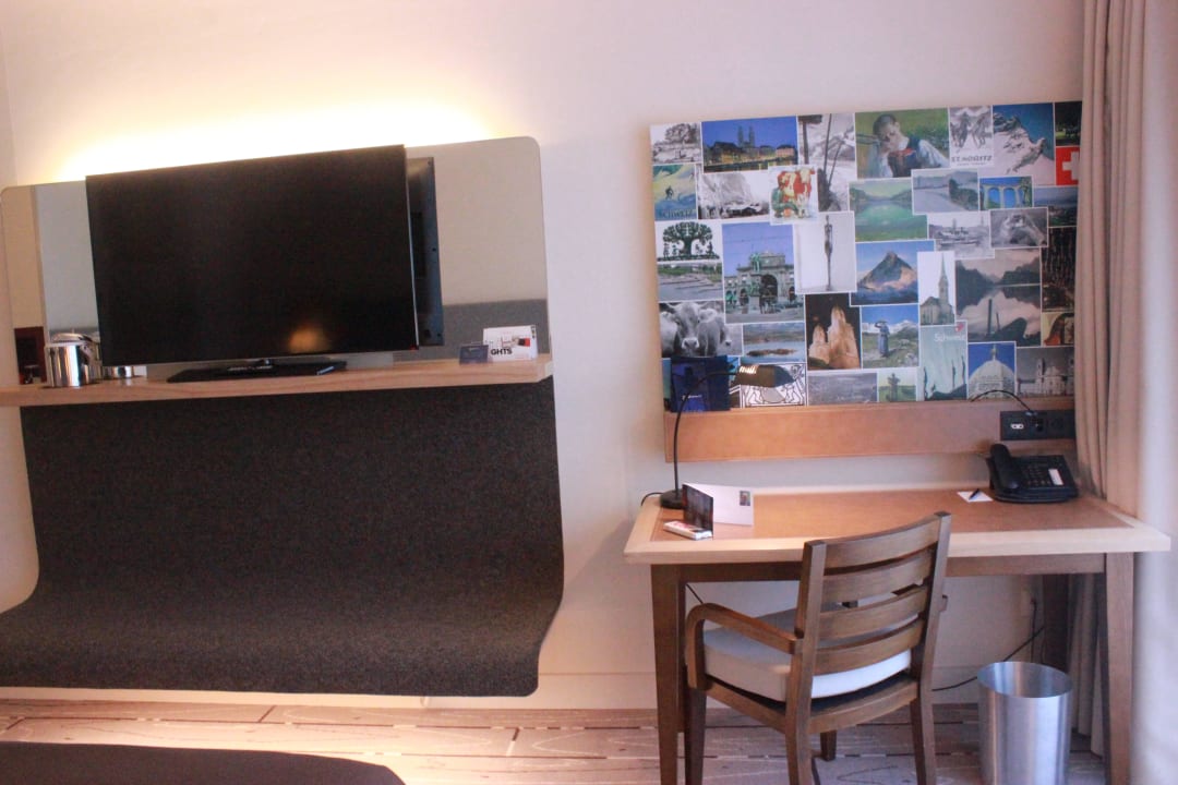 Schreibtisch und TV Radisson Blu Hotel Zürich Airport