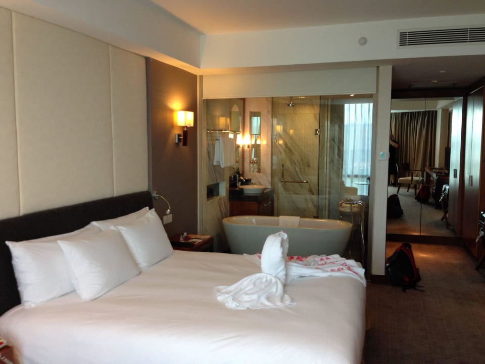Schlafzimmer und Bad der Suite Hotel Crowne Plaza West Hanoi
