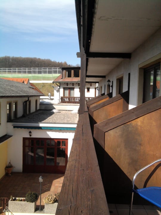 Nachbarbalkone und Blick auf Lärmschutzwand Das Steinberger Hotel