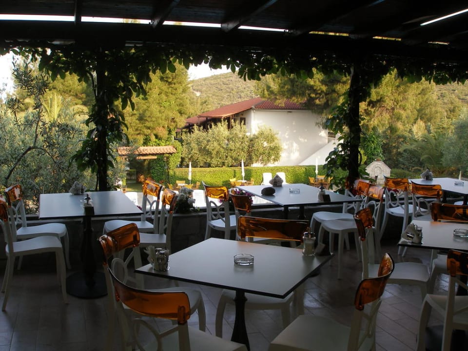 Auf diesem Balkon kann man das Essen genießen Philoxenia Hotel