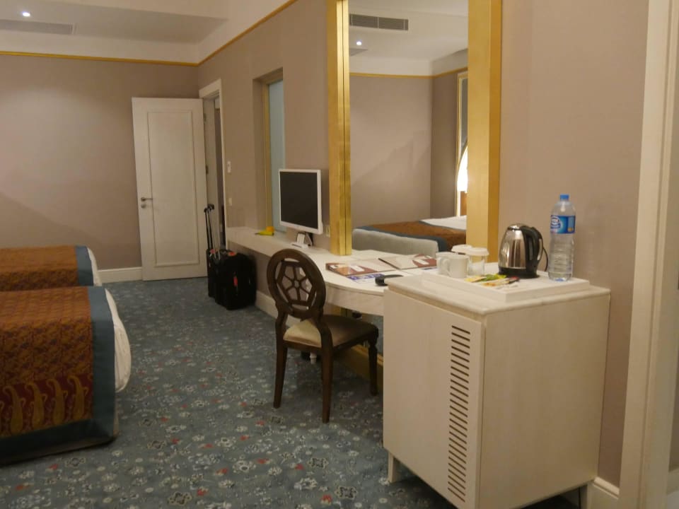 Schlafzimmer der Junior Suite 1207 vom RTM Royal Taj Mahal Hotel