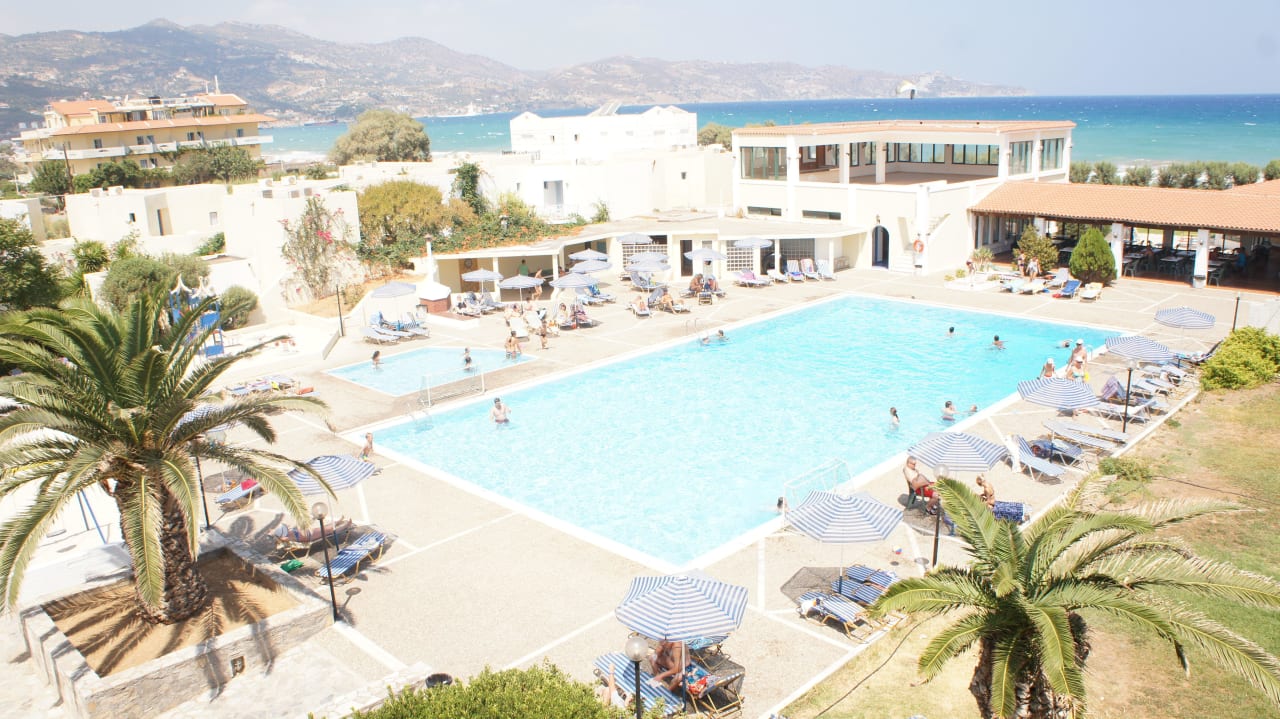 Basen przyhotelowy Dessole Dolphin Bay Resort