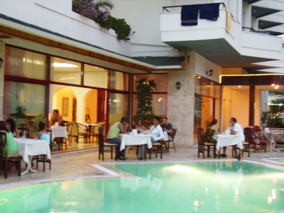 Abendessen am Pool Hatipoglu Beach Hotel