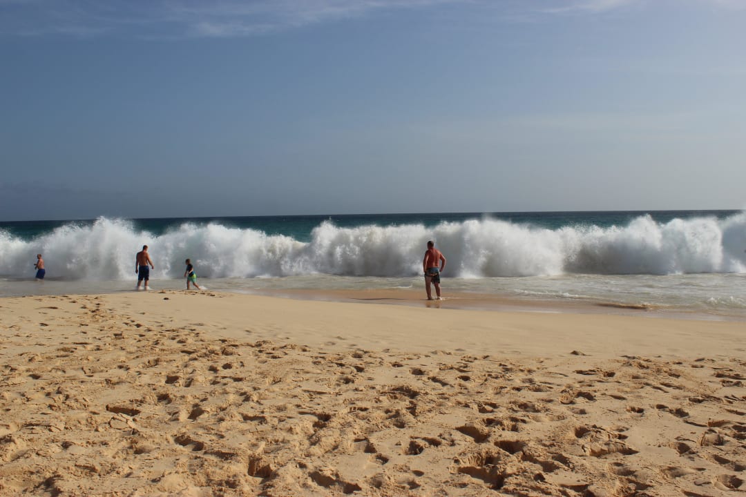 Mächtige Brandung am Strand Hotel Riu Touareg