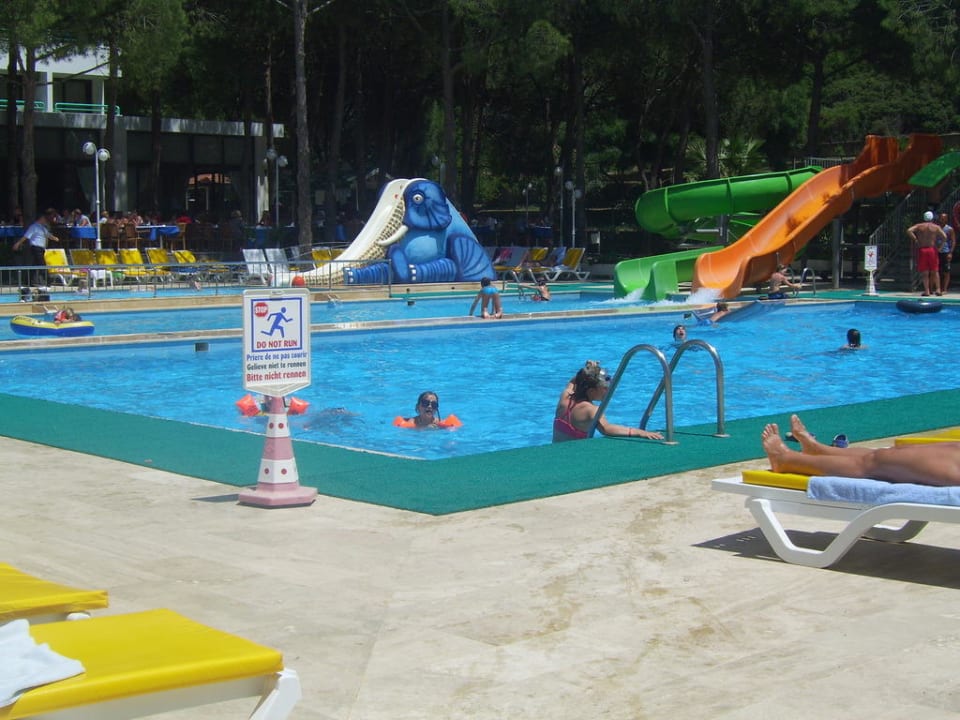 Die Rutschen im Pool Hotel Grand Efe
