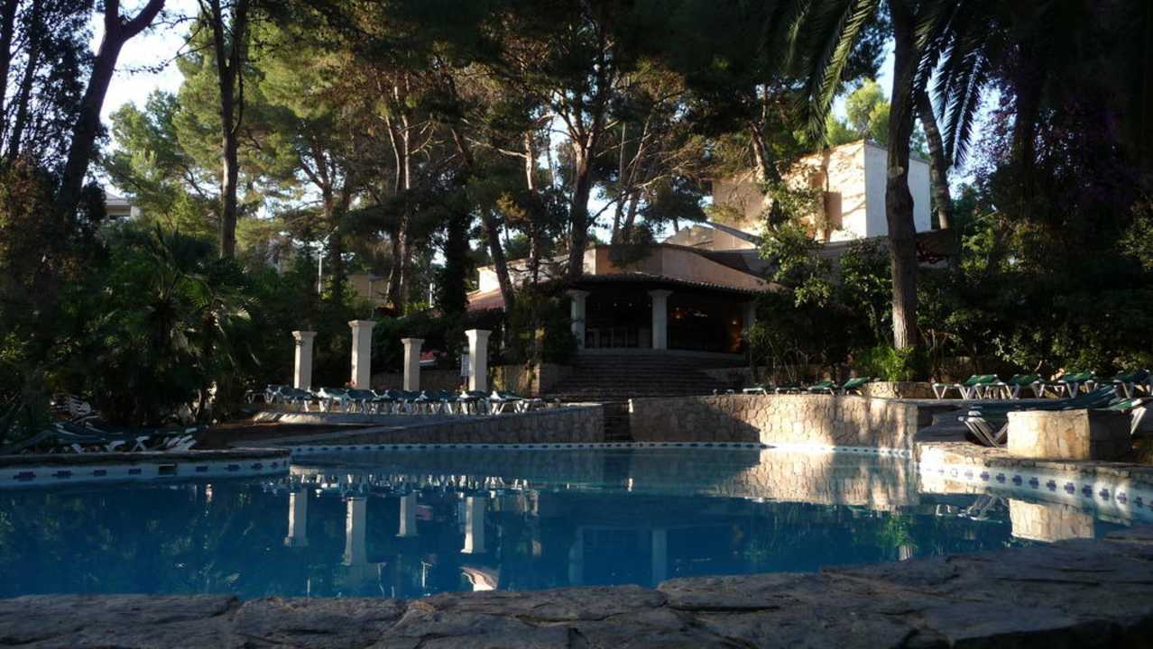 Blick über den Pool zur Bar Lago Garden