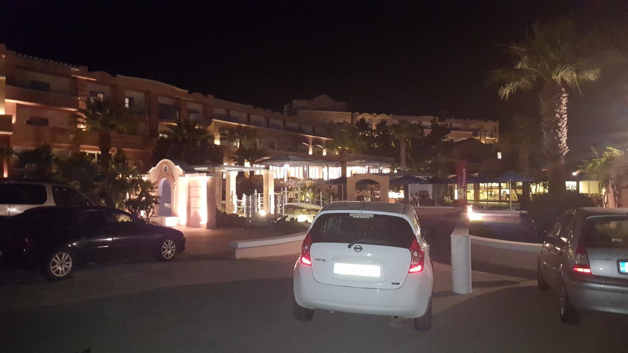 Blick auf den Haupteingang  Mitsis Rodos Village