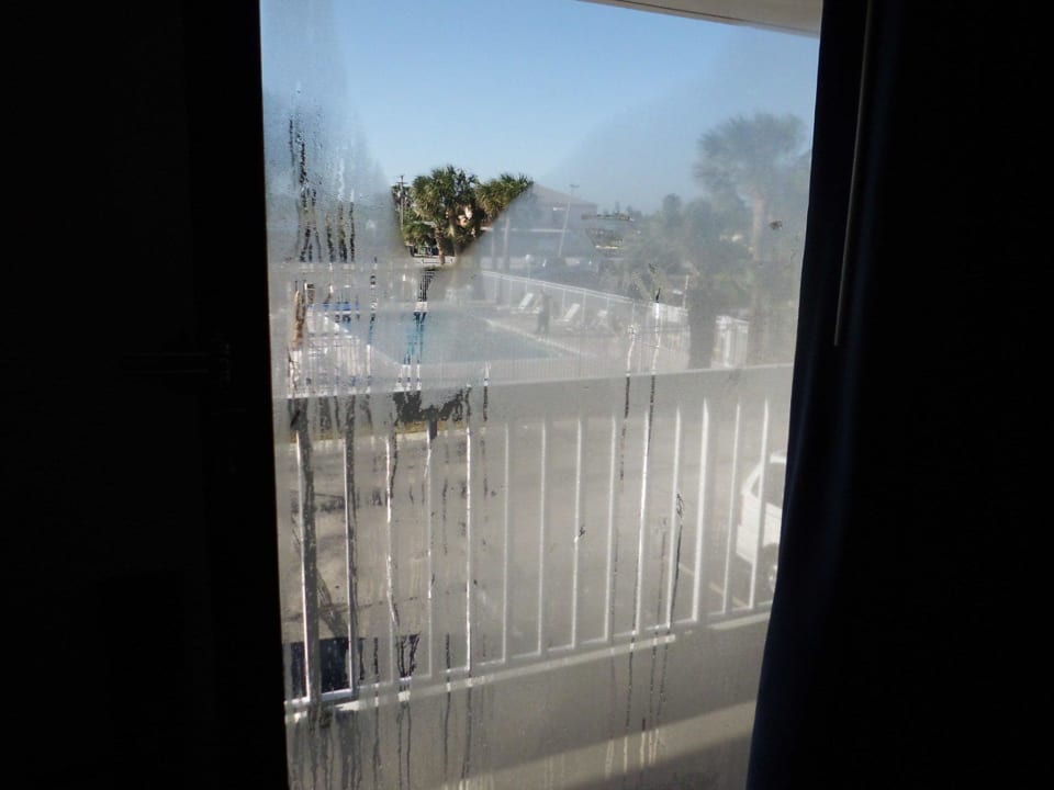 Nasse Fenster innen am Morgen Hotel Americas Best Value Inn Satellite Beach