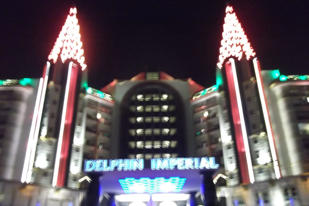Das Hotel am Abend mit seinen beleuchteten Türmen Hotel Delphin Imperial