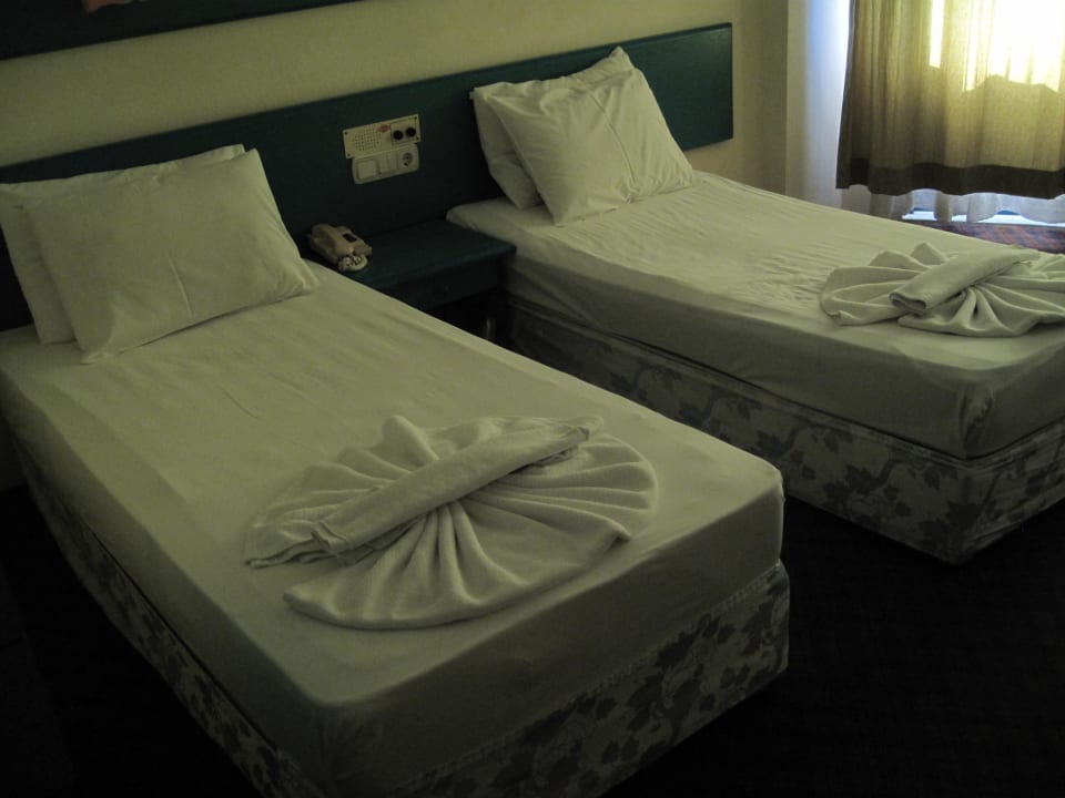 Betten sehr schön hergerichtet!  Parador Beach Hotel