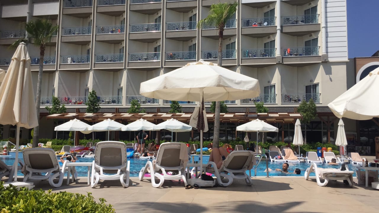 Pool Mary Hotel Side