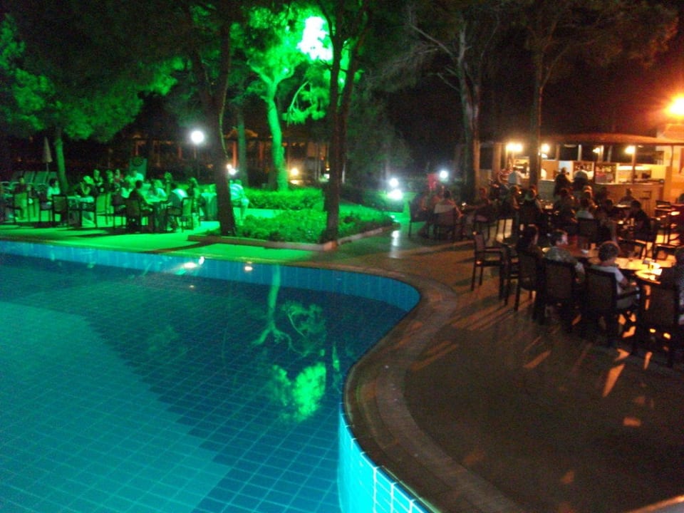 Poolanlage bei Nacht Asteria Collection Side
