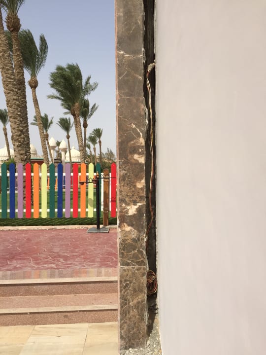 Frei liegende Kabel vor der Kinderanlage Pickalbatros Alf Leila Wa Leila Resort - Neverland Hurghada