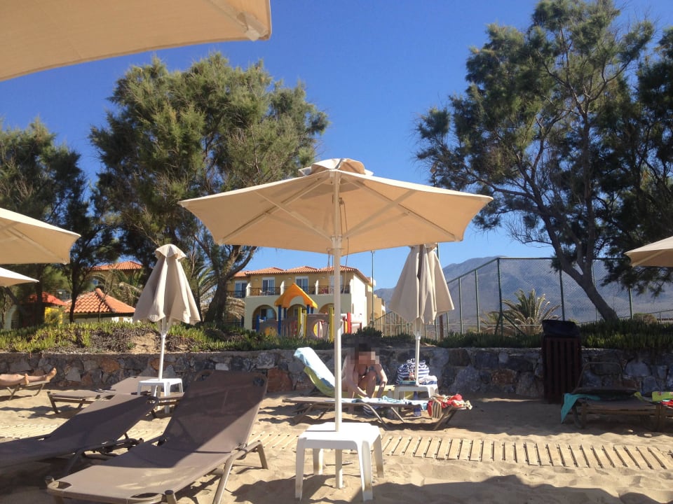 Blick vom Strand zum Hotel, rechts der Tennisplatz Vantaris Luxury Beach Resort