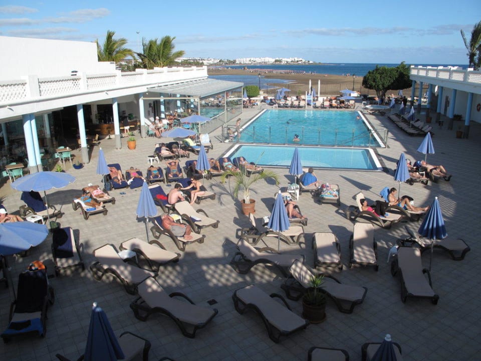 Pool, Liegestühle, Blick Richtung Meer  Hotel Las Costas
