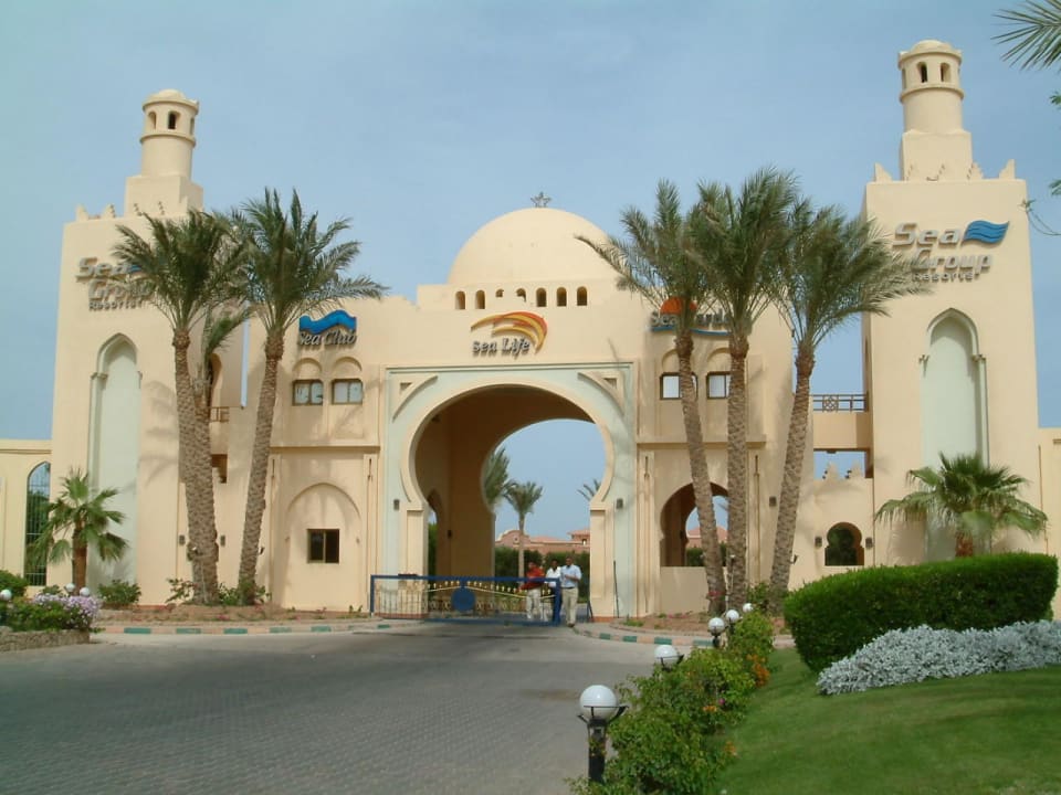 Haupteinfahrt Charmillion Gardens Aquapark