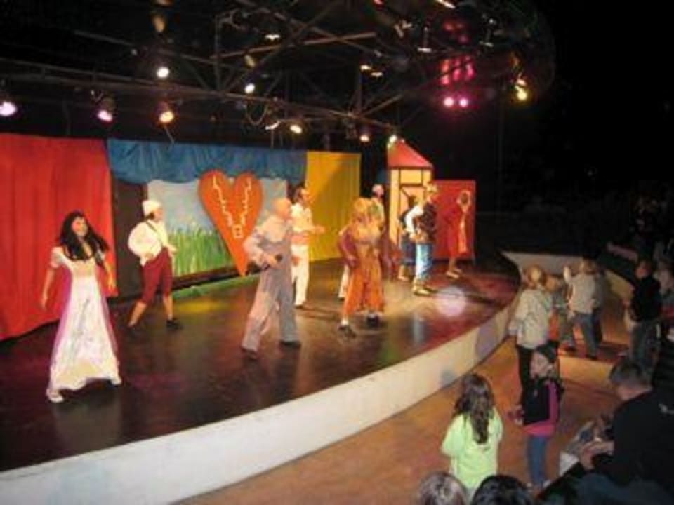 Clubtanz: We are Family, nach der Abendshow TUI BLUE Palm Garden