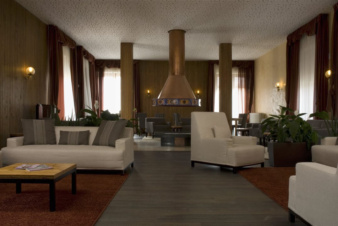 Sala Tv con camino Hotel Cristallo Club