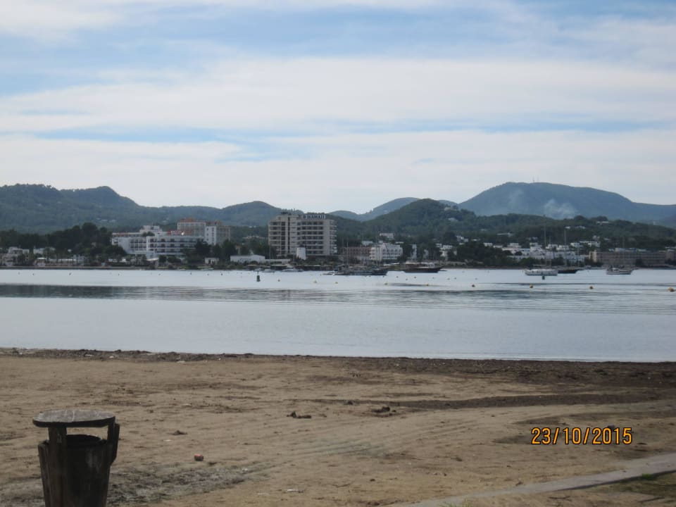 Am Strand entlang ins  Zentrum NYX Hotel Ibiza - adults only