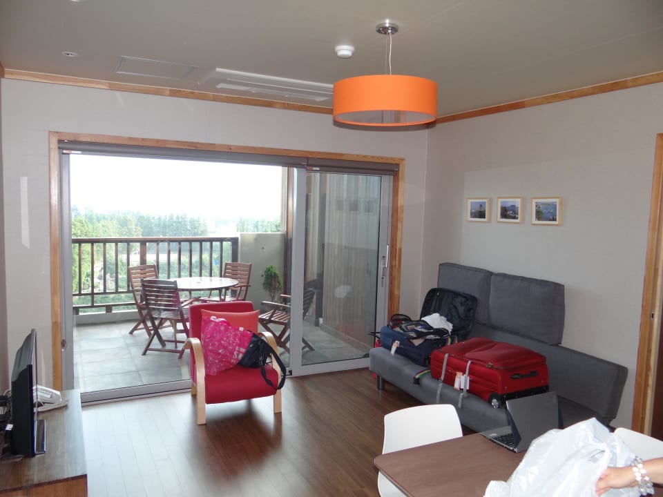 Küche/Wohnzimmer mit Bilck auf den Balkon Hotel Jejueco Suites