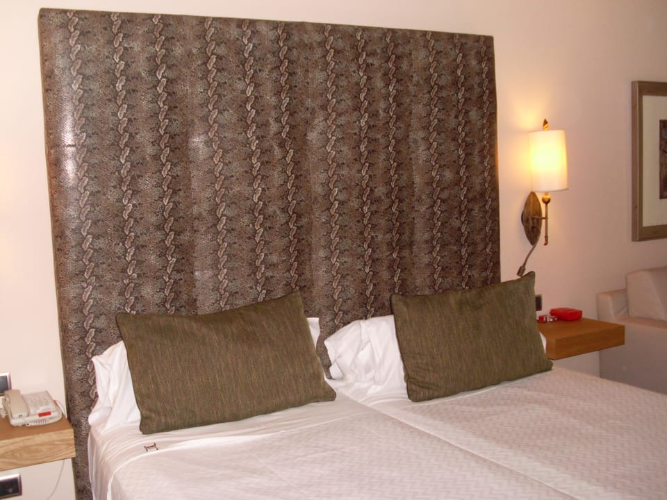 Bett Lopesan Baobab Resort