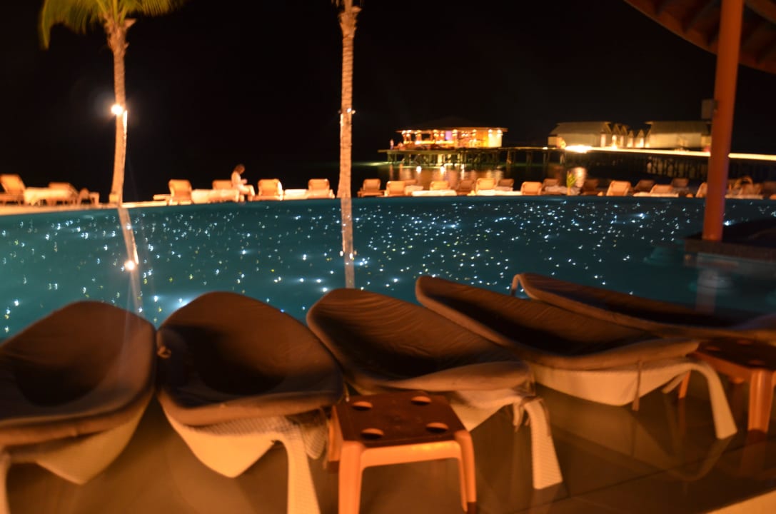Pool bei Nacht Centara Ras Fushi Resort & Spa Maldives