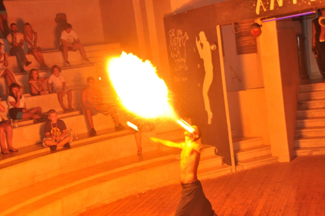 Night Show Parrotel Beach Resort