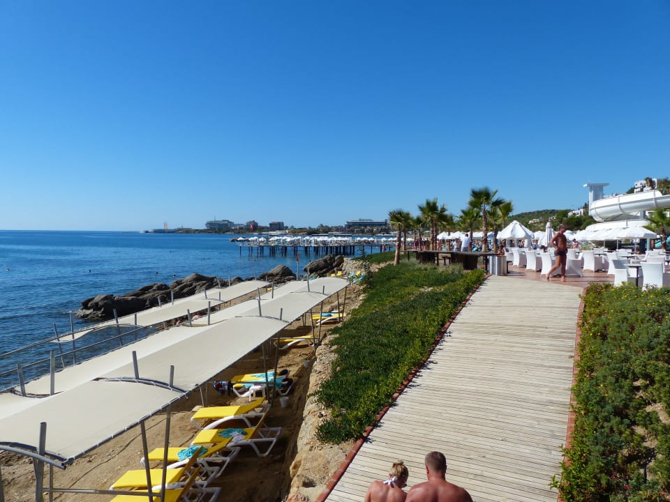 Strand hinter der Snackbar Vikingen Infinity Resort & Spa