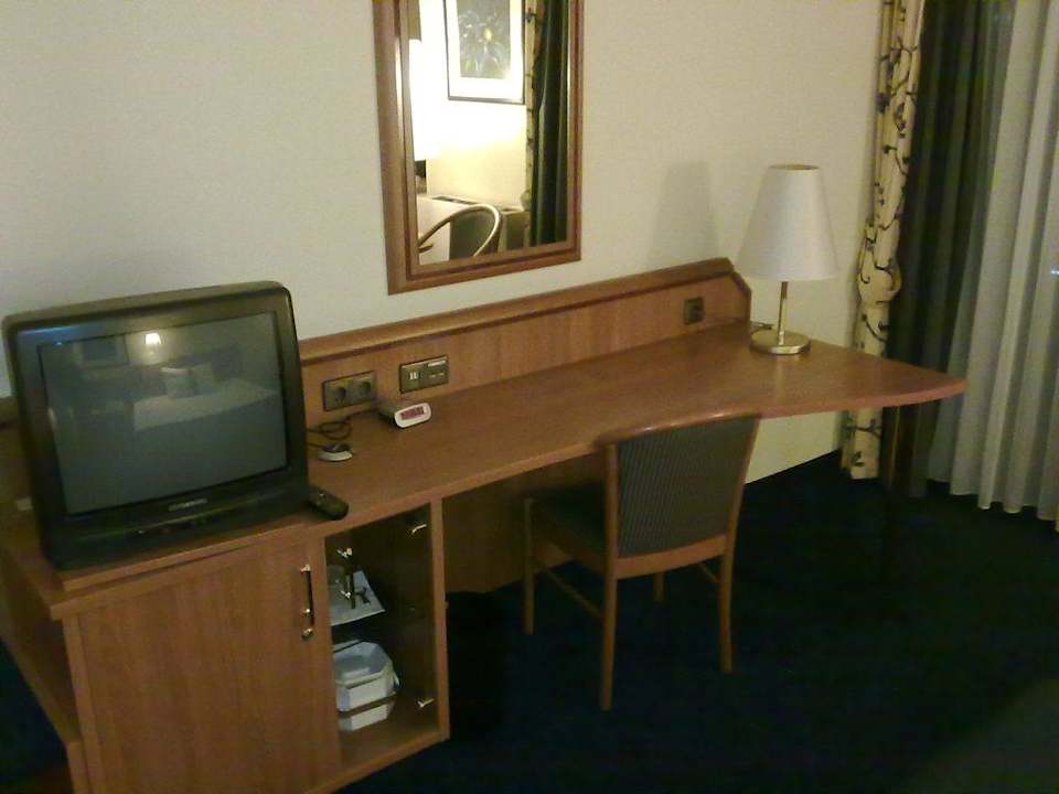 TV und Schreibtisch Leonardo Hotel Hannover Airport