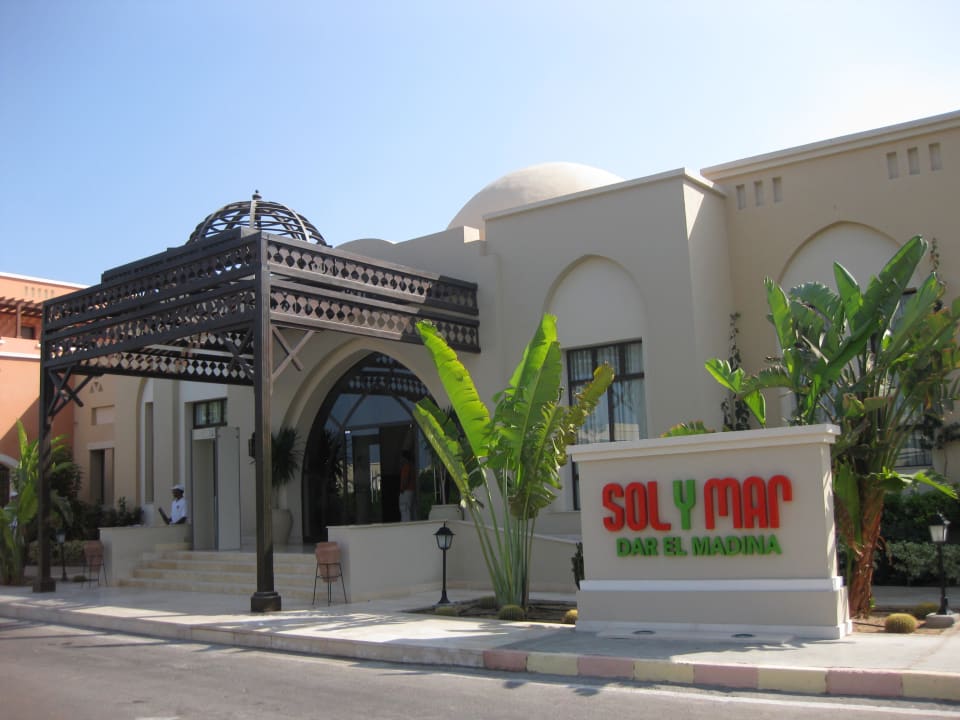 Hotel von außen Jaz Dar EL Madina