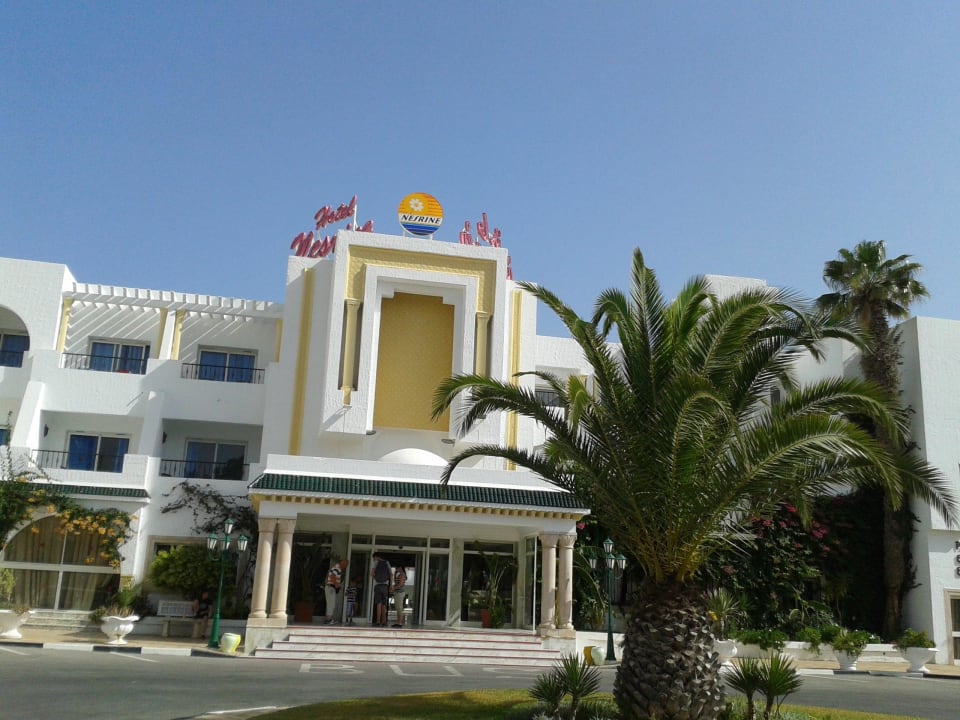 Hoteleingang am Tag Hotel Nesrine